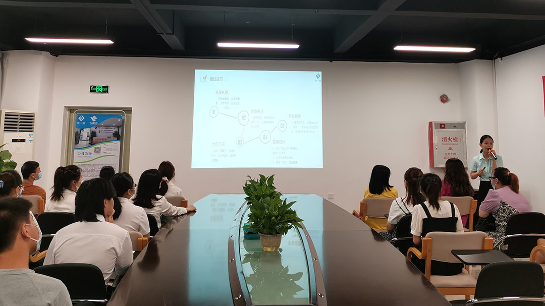 在一起校企部曾老师为我们讲解职业心态和礼貌礼仪的宣讲